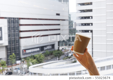 咖啡時間的女性手在窗台的 咖啡時間的女性手在窗台的 55023674
