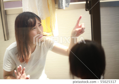 被孩子鎖住的母親 55025317