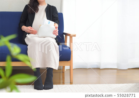 拿著餐巾的孕婦 55028771