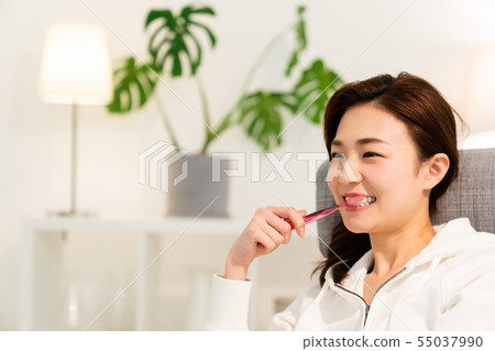 woman brushing teeth 55037990
