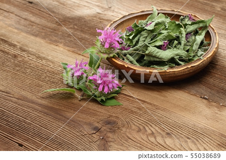 Fersh and dried  bergamot 55038689