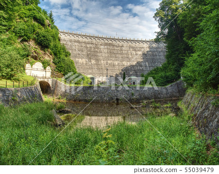 Hydropower used in conjunction with dams to 55039479