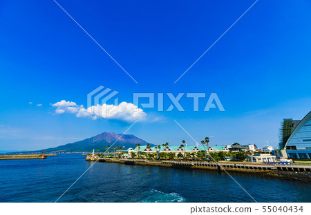 [鹿兒島的形象] [交通圖像]櫻島和鹿兒島港的風景 55040434