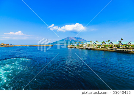 [鹿兒島的形象] [交通圖像]櫻島和鹿兒島港的風景 55040435