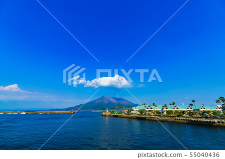 [鹿兒島的形象] [交通圖像]櫻島和鹿兒島港的風景 55040436