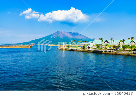 [鹿兒島的形象] [交通圖像]櫻島和鹿兒島港的風景 55040437