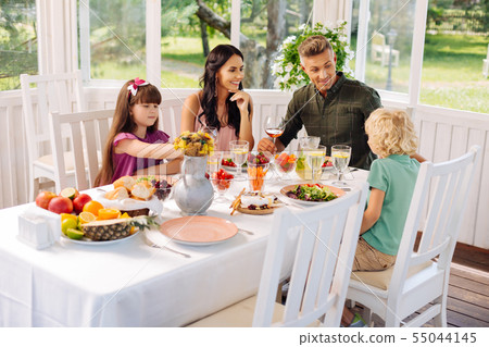 Parents and children eating salads while having lunch outside 55044145