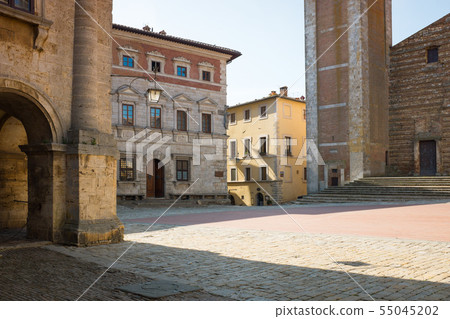 morning in the Tuscan town 55045202