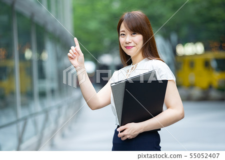 指著“1”的女商人 指著“1”的女商人 55052407