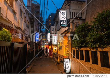 東京都市風景在日本新橋的酒吧區域 55053455