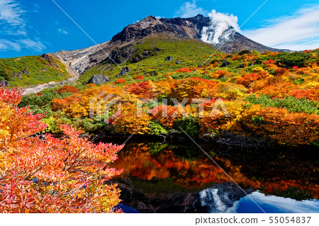Nasu mountain range of autumn leaves seen from the pond of Kajigahira, Chausu 55054837