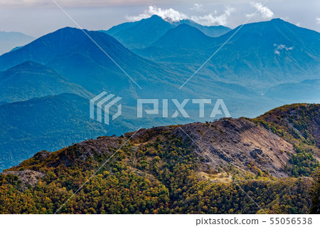 從日光白色山脊線的彩色葉子看到的太郎山和美濃山的山脈 55056538