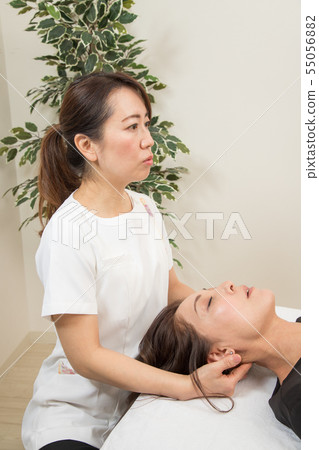 Manipulation, massage 55056882