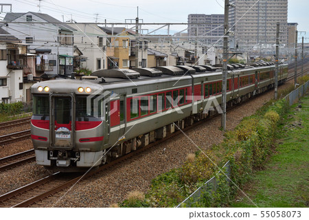 Kiha 189 Limited Express在東海道6號線上運行 55058073
