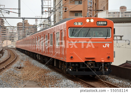 在大阪環線上運行的103系列普通8車 55058114