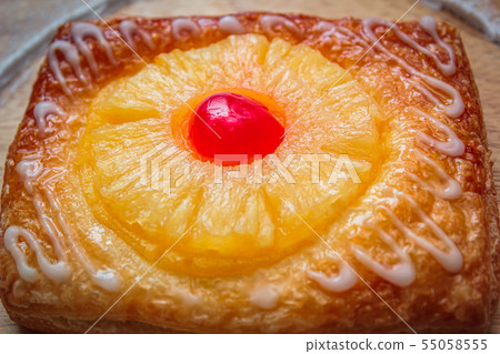 Pineapple pie is a sweet pastry. 55058555