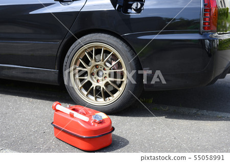 Gasoline carrying can and car (gas shortage image) 55058991