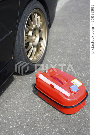 Gasoline carrying can and car (gas shortage image) Gasoline carrying can and car (gas shortage image) 55058995