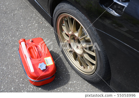 Gasoline carrying can and car (gas shortage image) Gasoline carrying can and car (gas shortage image) 55058996