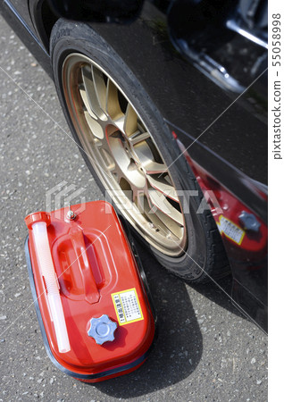 Gasoline carrying can and car (gas shortage image) 55058998