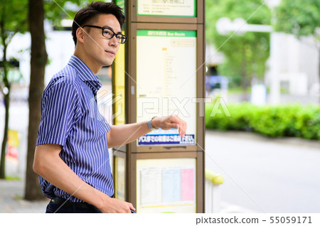 等待公共汽車出租車的人 55059171