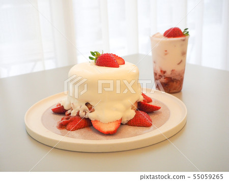 Strawberry souffle 55059265
