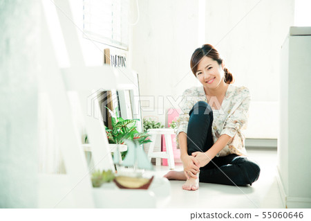 女性年輕夫人年輕人微笑逗人喜愛的生活方式 女性年輕夫人年輕人微笑逗人喜愛的生活方式 55060646