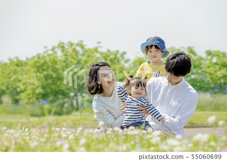 一家四口在初夏公園玩 一家四口在初夏公園玩 55060699