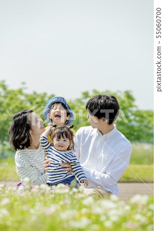 一家四口在初夏公園玩 55060700