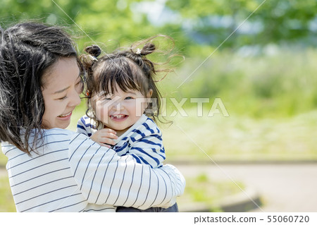 Mother and daughter playing in the early summer park 55060720