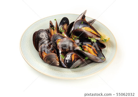 Marinara mussels, moules mariniere, on a white background 55062032