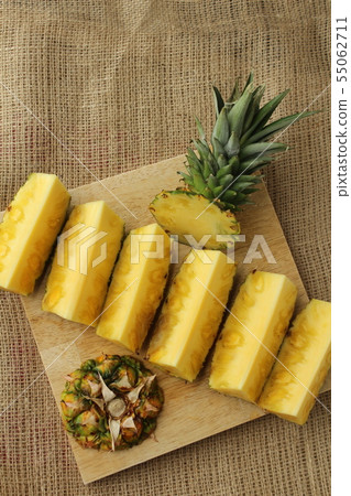 How to cut a pineapple 55062711