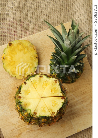 How to cut a pineapple 55062712