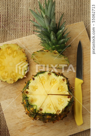 How to cut a pineapple 55062713