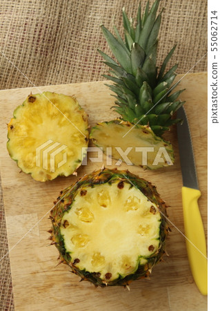 How to cut a pineapple How to cut a pineapple 55062714
