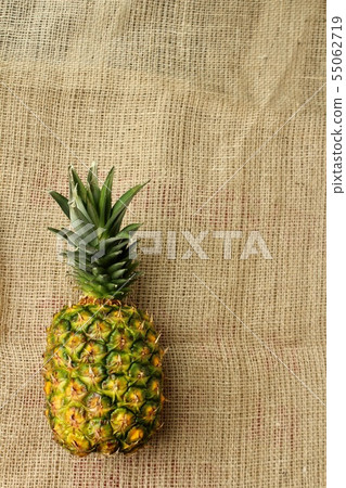 How to cut a pineapple 55062719
