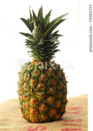 How to cut a pineapple 55062723