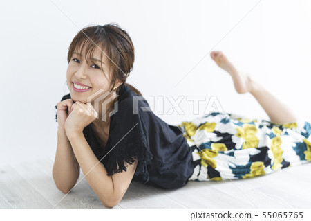 Woman     55065765