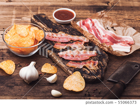 Potato crisps with backon flavour with grilled Potato crisps with backon flavour with grilled 55066373