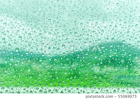 在窗口雨天的水滴 55069073