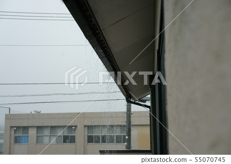 大雨,大雨,雨水溝,溢出,雨季 大雨,大雨,雨水溝,溢出,雨季 55070745