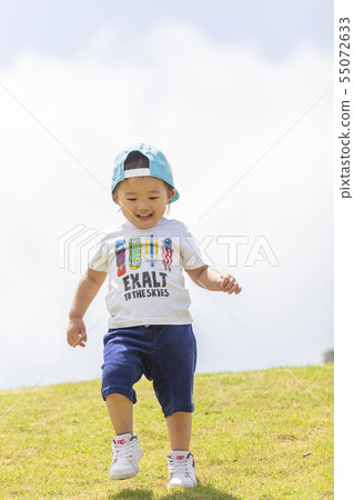 孩子們在公園裡玩 55072633