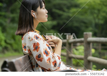 一個女人聽音樂 一個女人聽音樂 55073142