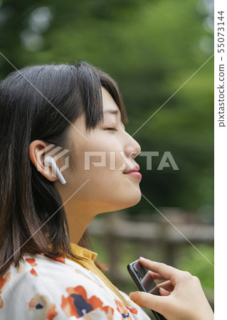 一個女人聽音樂 一個女人聽音樂 55073144