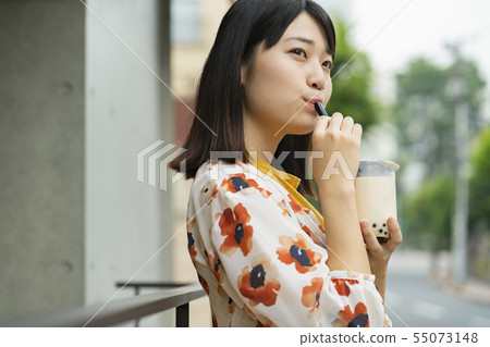 女人喝木薯 女人喝木薯 55073148