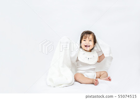 使用與在白色背景的一塊白色毛巾的小女嬰。快樂,感情,嬰兒,育兒形象 使用與在白色背景的一塊白色毛巾的小女嬰。快樂,感情,嬰兒,育兒形象 55074515