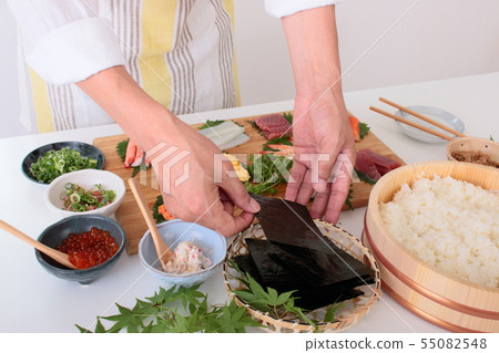 Kitchen hand-rolled sushi Kitchen hand-rolled sushi 55082548