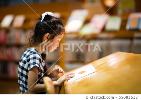 讀書的女孩 55093618