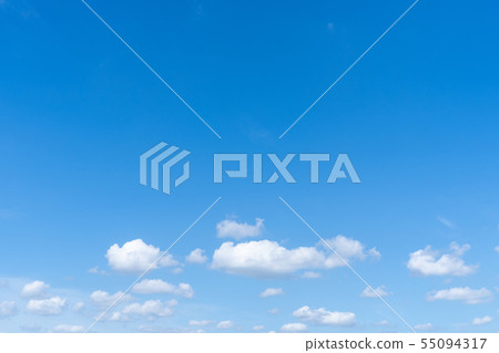 在雨季期間的清楚的天空天空雲彩拷貝空間積云初夏天空大拷貝空間 55094317