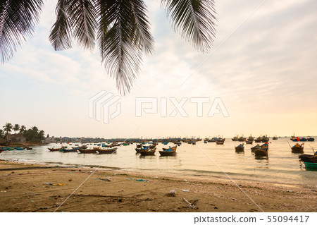 Vietnamese boats at sunset 55094417
